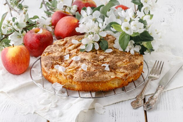 Foto gustosa torta di mele fatta in casa sul tavolo