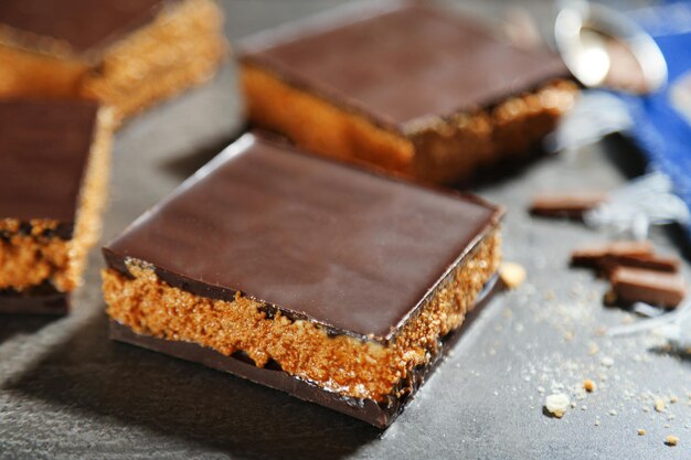 暗い背景にチョコレートとおいしい自家製ケーキをクローズアップ