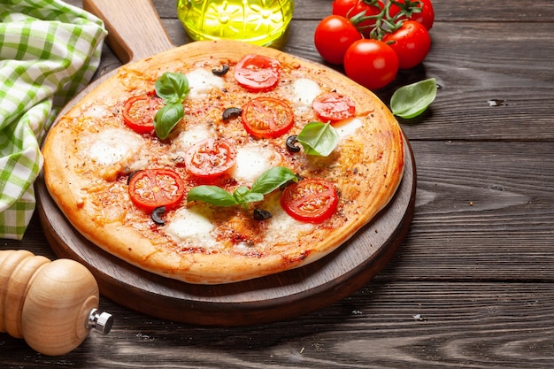 Вкусная домашняя пицца с помидорами и базиликом