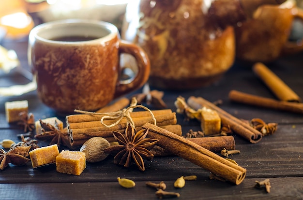 テーブルの上に穀物とスパイスが入ったおいしいホットコーヒー