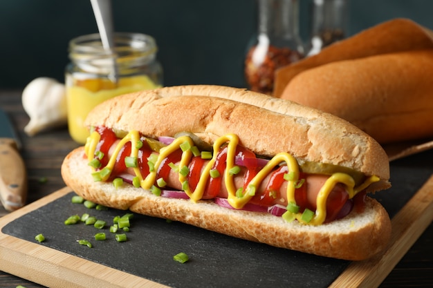 Hot dog e ingredienti saporiti su legno