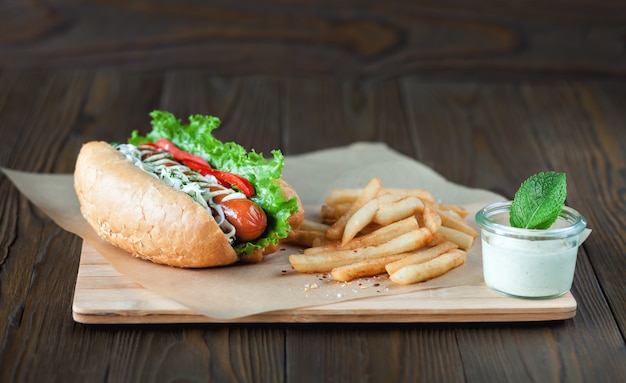 写真 ソーセージとフライドポテトのおいしいホットドッグ