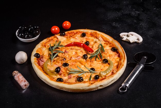 Вкусная горячая пицца, традиционный итальянский рецепт