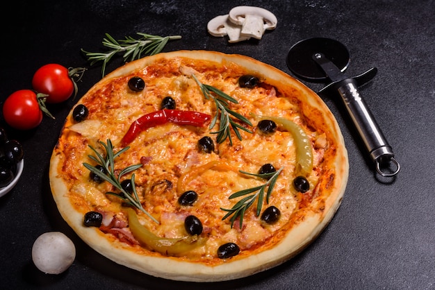 Вкусная горячая пицца, традиционный итальянский рецепт
