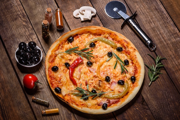 Вкусная горячая пицца, традиционный итальянский рецепт
