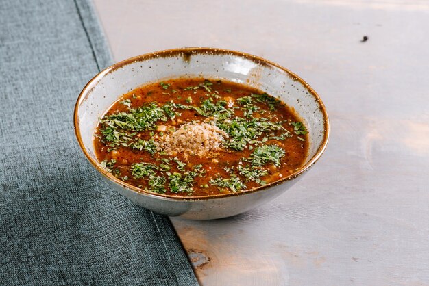 나무 배경에 맛있는 뜨거운 수프 요리