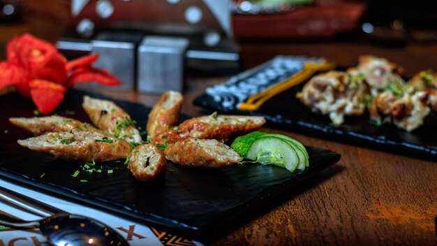 검은 접시에 맛있고 뜨거운 채소 코틀