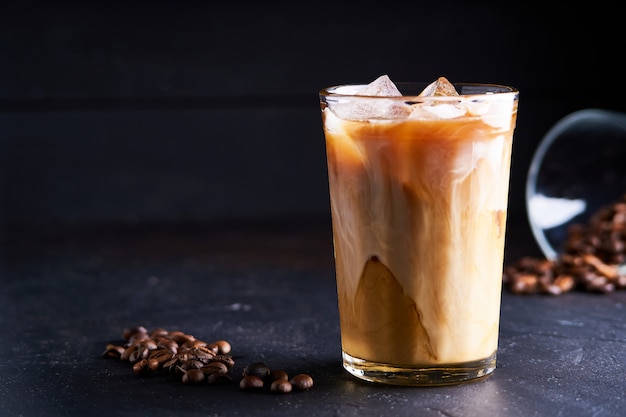 Photo tasty ice coffee with milk