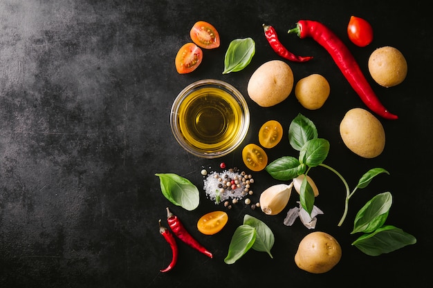 Ingredienti gustosi pronti per la cottura sul tavolo