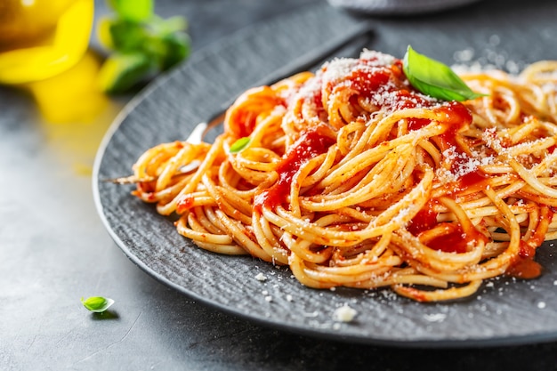 Gustosa pizza italiana con salsa di pomodoro e parmigiano