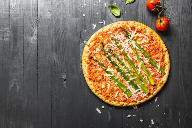 Foto gustosa pizza italiana con salsa di pomodoro e parmigiano