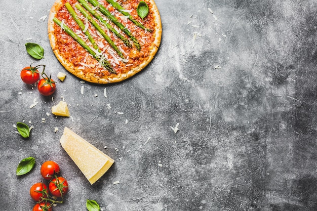 Foto gustosa pizza italiana con salsa di pomodoro e parmigiano