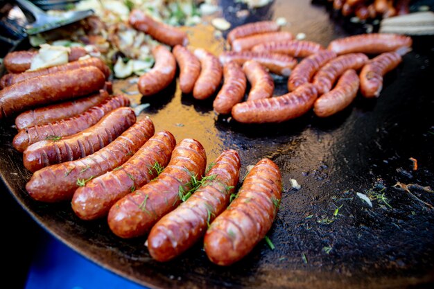 맛있고 육즙이 많은 고기 소시지 구이