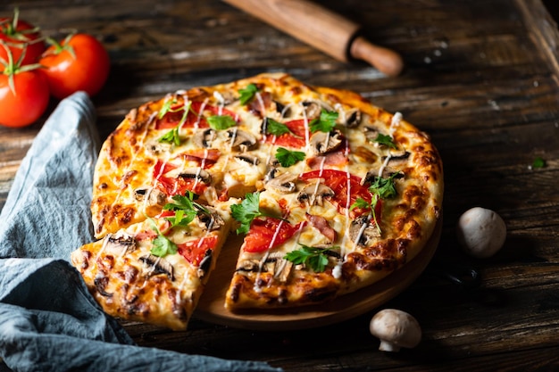 Photo tasty juicy pizza on wooden background lots of meat and cheese mushroom pizza pepperoni pizza mozzarella and tomato italian dish italian food comfort food local food