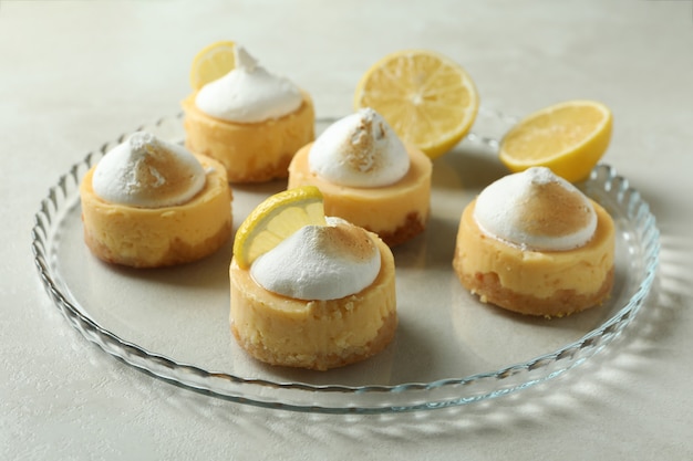 흰색 질감 테이블에 쟁반에 맛있는 레몬 컵 케이크