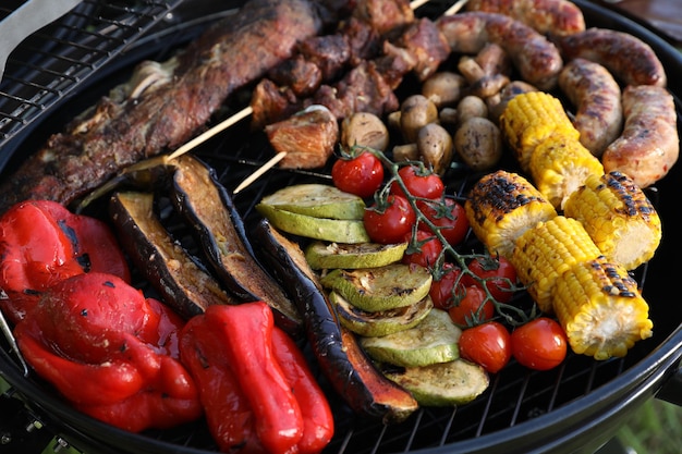 Foto carne e verdure saporite sul primo piano della griglia del barbecue