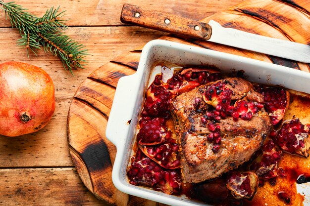 Photo tasty meat with pomegranate for christmas