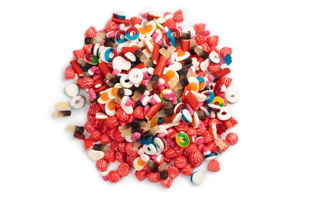 Gustoso mix di caramelle colorate in gelatina isolate su uno sfondo bianco