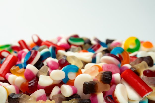 Вкусная смесь желейных красочных конфет, выделенных на белом фоне