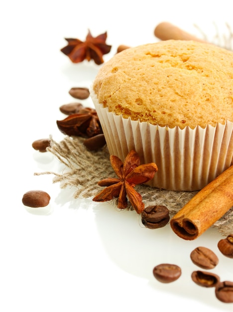 Вкусный кекс со специями из мешковины и изолированными семенами кофе