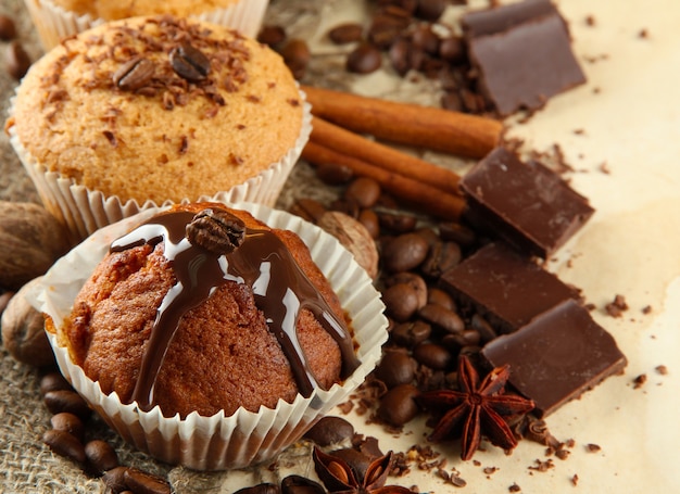 Gustose torte di muffin con cioccolato, spezie e semi di caffè, su fondo beige