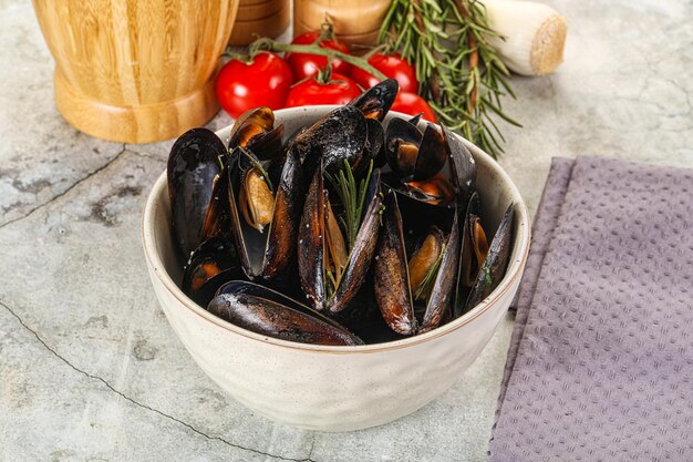 Photo tasty mussels in the bowl