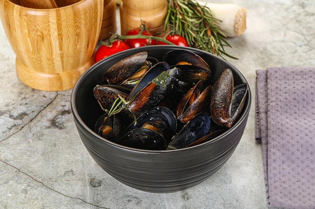 Tasty mussels in the bowl