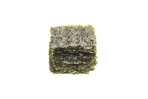 Вкусные морские водоросли нори на белом фоне