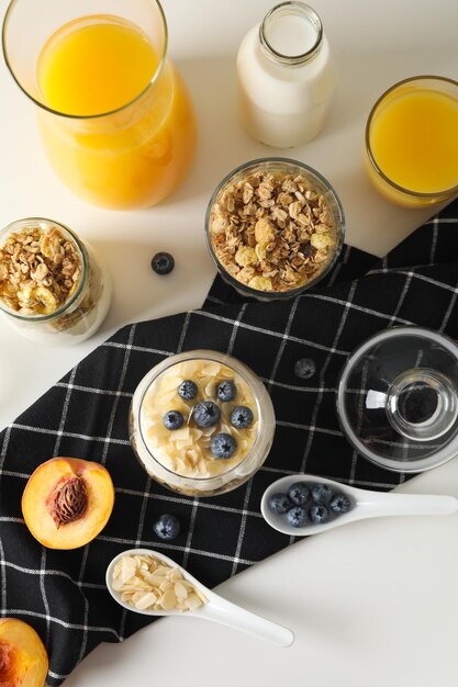 Foto concetto di colazione gustoso e nutriente - muesli con yogurt