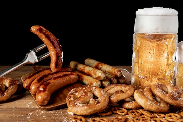 Foto gustosi snack più oktoberfest su un tavolo