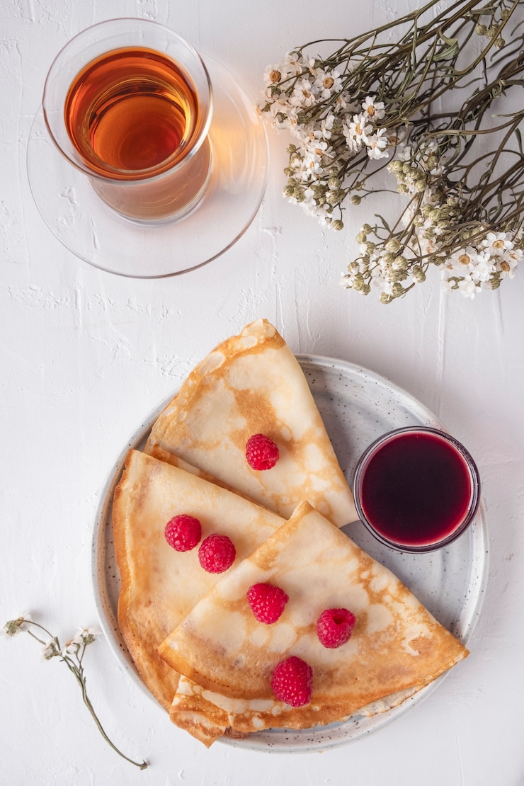 Фотография вкусные блины свежего распберри. концепция завтрака. вид сверху