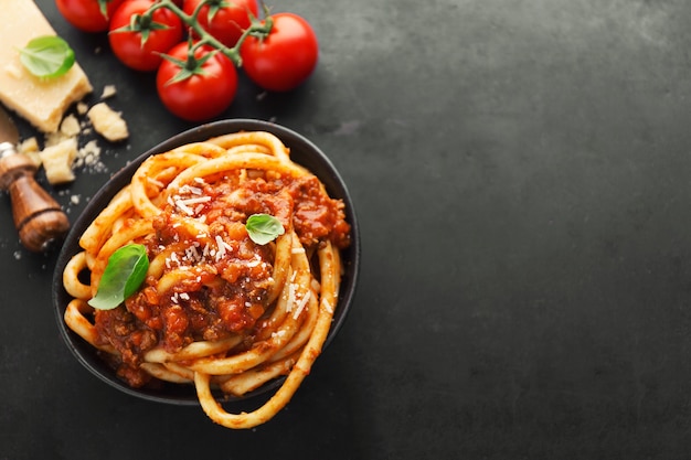 Photo tasty pasta bolognese with cheese and basil