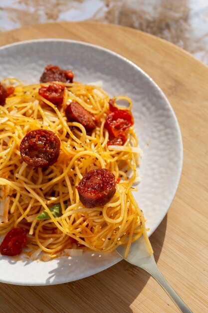 Foto gustosa pasta con composizione di fette di chorizo