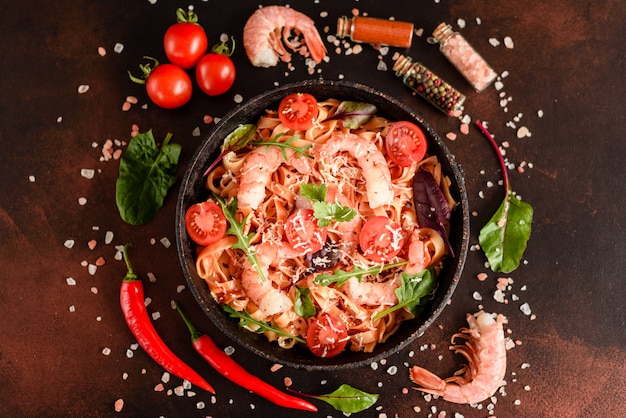 Вкусная паста с креветками и помидорами на сковороде