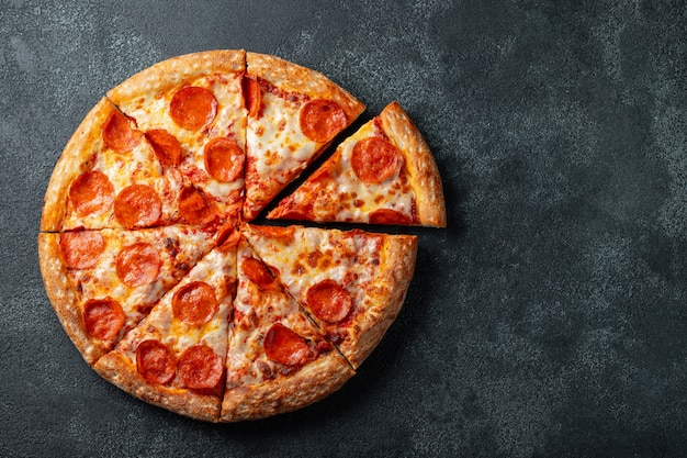 Photo tasty pepperoni pizza on concrete background.