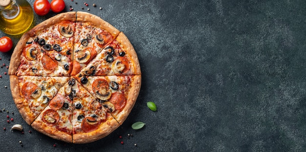 Photo tasty pepperoni pizza with mushrooms and olives.