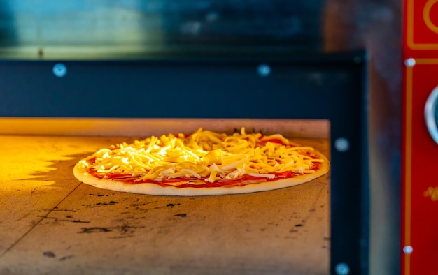 Una gustosa pizza cotta al forno. deliziosa pizza italiana.