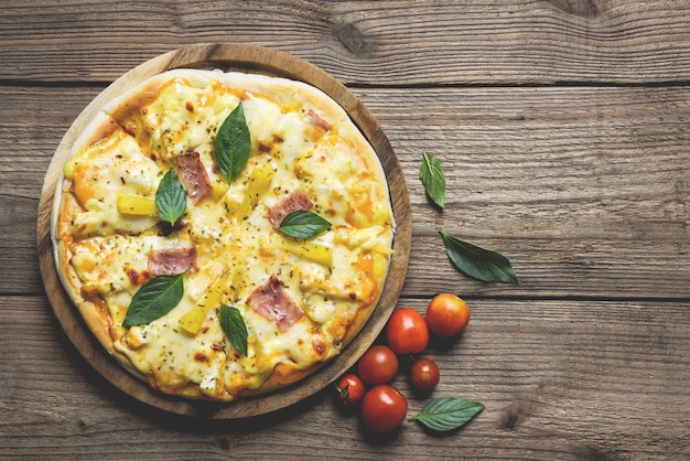 Gustosa pizza fatta in casa in stile italiano, pizza al prosciutto e frutta all'ananas?