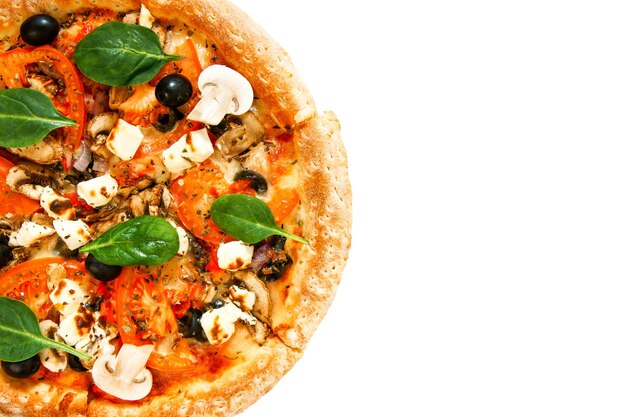 Gustosa pizza su uno sfondo bianco. veggie una pizza con pomodori, olive, funghi e formaggio.