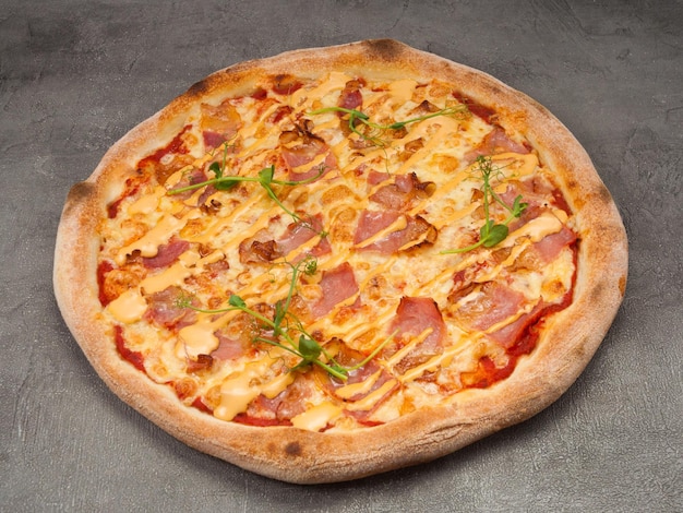 写真 ベーコンモッツァレラチーズソースのおいしいピザ