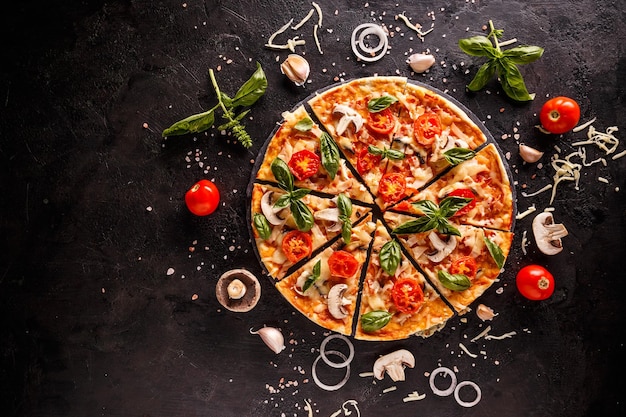 Foto gustosa pizza con pomodorini
