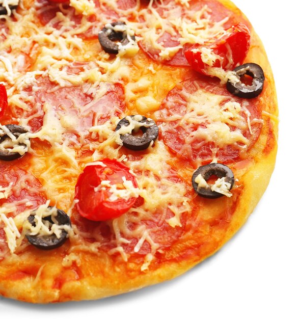 Foto gustosa pizza con olive isolate su bianco