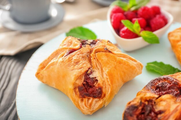 Вкусные печенье на деревянной доске вблизи