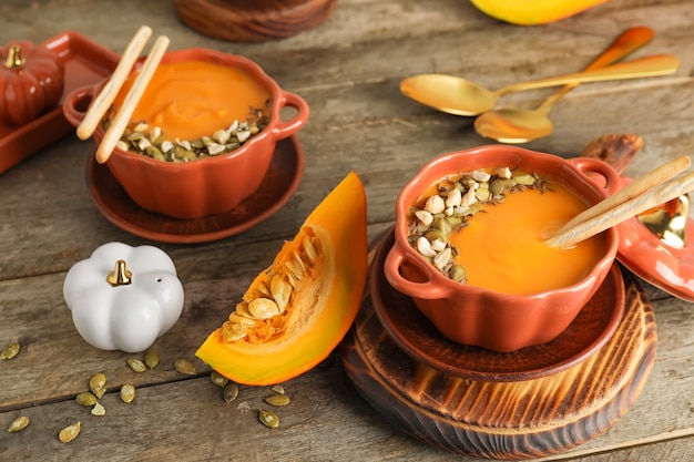 Gustosa zuppa di crema di zucca in pentole sul tavolo