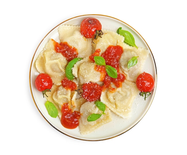 Foto gustosi ravioli con salsa di pomodoro isolati su bianco vista dall'alto