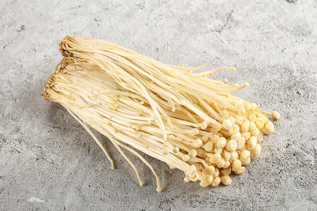 Foto un gustoso mucchio di funghi enoki crudi per cucinare