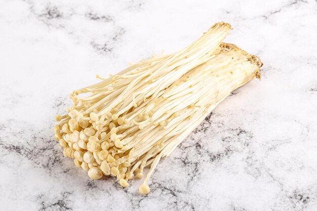 Foto un gustoso mucchio di funghi enoki crudi