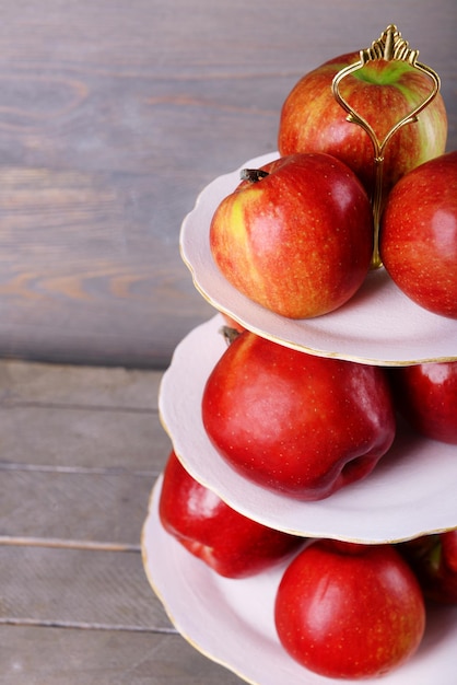 Photo tasty ripe apples on serving tray on wooden background