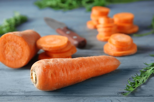 Вкусная спелая морковь на деревянном столе крупным планом