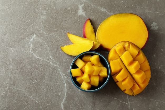 Gustoso frutto di mango maturo su superficie strutturata grigia